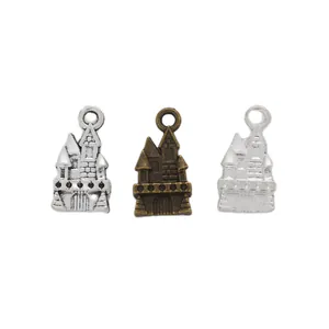 Trois breloques de château vintage en alliage, finitions argent antique, bronze et argent