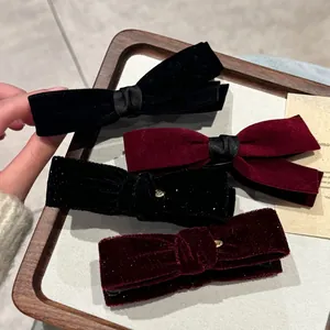 Barrettes à cheveux vintage en velours noir et bordeaux avec détails dorés