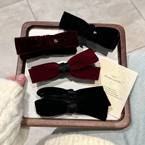 Détails des barrettes à cheveux en velours noir et bordeaux avec accents de cœur doré