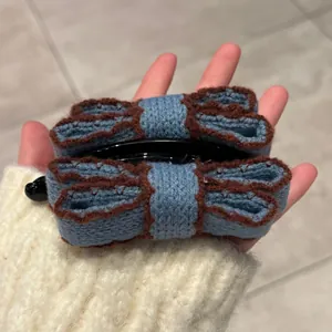 Pince banane à nœud bleu tricoté avec bordure festonnée marron pour coiffure queue de cheval