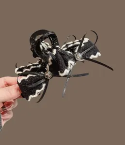 Dettaglio della pinza per capelli con fiocco in maglia e strass a forma di girasole
