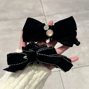 Pinzas de pelo tipo banana en terciopelo negro con diamantes y costuras blancas