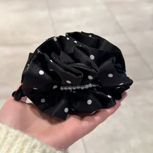 Barrette banane en satin noir à pois blancs ornée de perles élégantes vue de près