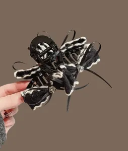 Dettaglio della molletta per capelli con fiocco in velluto, strass e nastri di seta