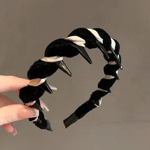 Dicker Samt-Punk-Haarreif mit schwarzen Kegelstacheln und beigem Satin-Spiralwickel