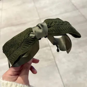Pince banane à nœud tricoté vert foncé avec motif torsadé et breloque dorée