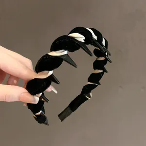 Schicker schwarz-weißer Samt-Haarreifen mit modischen Punk-Spikes für Damen