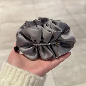Pince banane élégante en satin plissé gris avec perles blanches pour coiffure chic