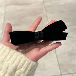 Barrette banane élégante en velours noir vintage pour coiffure féminine tenue dans la main