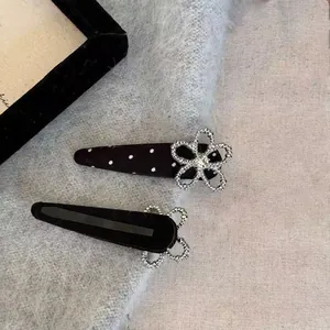 Fermagli per capelli a pois con fiori di strass e velluto in un set elegante da due