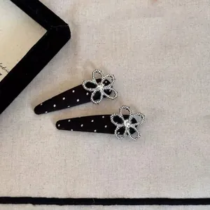 Fermagli per capelli a pois con fiori di strass scintillanti per lo styling quotidiano