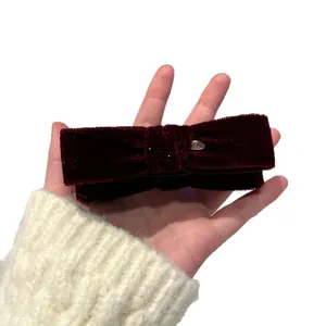 Eleganter weinroter Samt-Schleifen-Haarclip mit goldener Love-Metallschnalle als Zier
