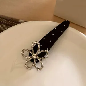 Elegante molletta per capelli a pois neri con fiore di strass lucido per donne