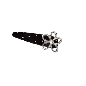 Elegante fermaglio per capelli a pois con fiore di strass argentati su base in tessuto