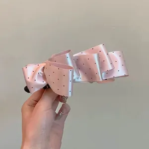 Barrette banane élégante en satin rose à pois avec un design de nœud multicouche