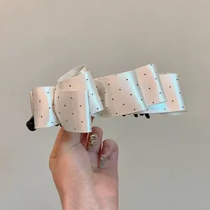 Barrette banane à pois en satin crème et noir pour une coiffure élégante et chic