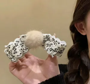 Pince à cheveux banane à motif floral avec bordure en dentelle et pompon en fourrure