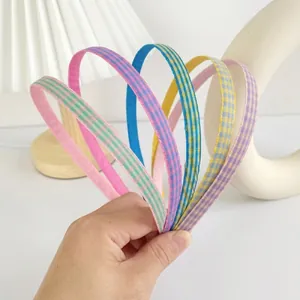 Détail de serre-têtes en tissu coloré avec des motifs à rayures et à carreaux