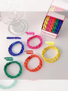 Nahaufnahme bunter gewellter elastischer Haarbänder in kräftigem Rosa, Blau und Gelb
