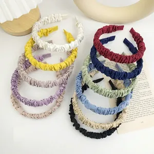 Détail de serre-têtes en tissu plissé déclinés en dix couleurs au style coréen épuré