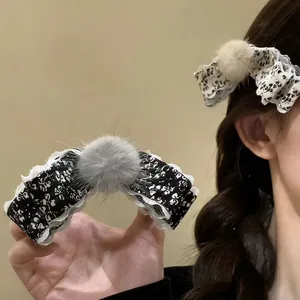 Barrette banane à fleurs élégante avec boule de poils en peluche et détails en dentelle
