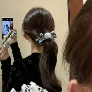 Pince à cheveux fleurie avec nœud et boules en peluche pour queue de cheval