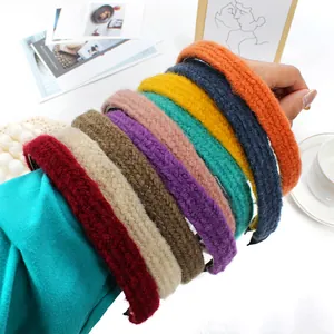 Détail de serre-têtes en maille aux couleurs acidulées avec textures tissées souples
