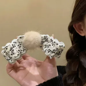 Pince banane fleurie de style coréen avec pompon duveteux et détails en dentelle
