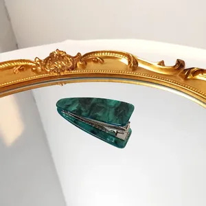Detail der smaragdgrünen Haarklammer mit Marmoreffekt, Goldglitter und Metallclip