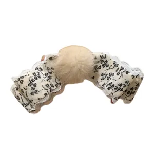 Pince à cheveux banane à fleurs avec bordure dentelle et pompon en fourrure