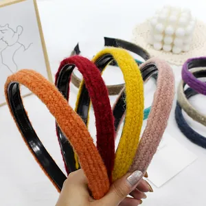Vue détaillée des serre-têtes en tricot colorés avec design antidérapant et texture douce