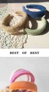 Dettaglio di cerchietti in peluche colorati in finta pelliccia di coniglio per inverno