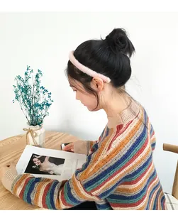 Nahaufnahme der Stricktextur und bunten Streifen auf einem lockeren Freizeitpullover