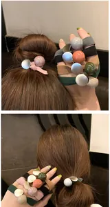 Détail d'élastiques à cheveux Morandi avec perles motif marbre en plusieurs couleurs