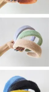 Dettaglio di cerchietti in finta pelliccia peluche in vari colori vivaci e design spesso
