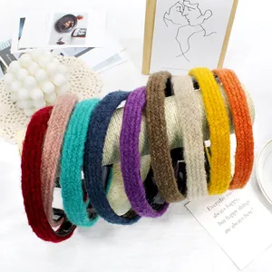 Vue détaillée des bandeaux en tricot aux couleurs acidulées avec texture tissée