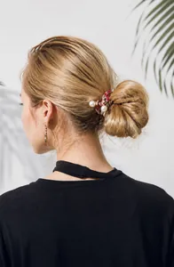 Détail d'un chouchou à imprimé fleuri avec perles porté dans une coiffure élégante
