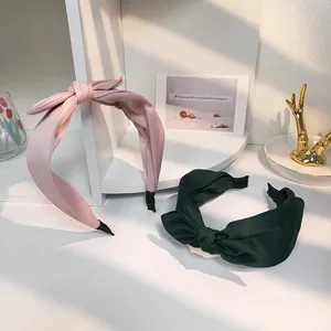 Nahaufnahme von rosa und grünen Satin-Haarbändern mit eleganten Schleifendetails