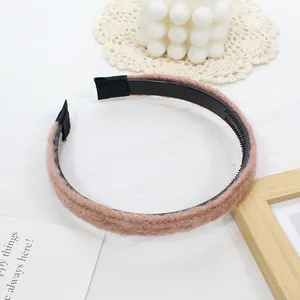 Détail d'un serre-tête en peluche rose brun avec dents antidérapantes sur fond texturé