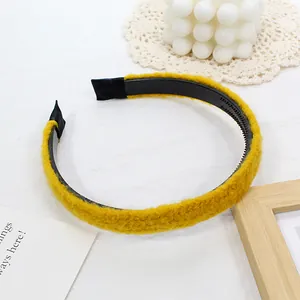 Détail du serre-tête tricoté jaune vif montrant les dents antidérapantes et la texture