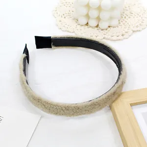 Détail d'un bandeau en maille kaki avec dents antidérapantes et texture en peluche