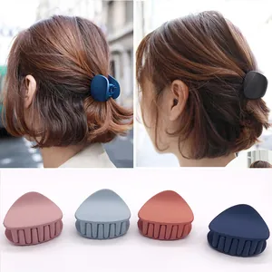 Set di quattro mollette per capelli triangolari opache in colori pastello per donna