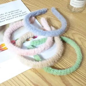 Vierer-Set Stirnbänder aus weichem Kaninchenfell-Imitat in Pastellfarben auf Holzgrund