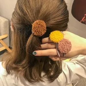 Flauschige Haargummis aus Teddyvlies in Braun, Gelb und Rosa für modisches Haarstyling