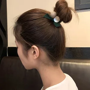 Élastique à cheveux élégant avec nœud vert et perles sur queue de cheval moderne