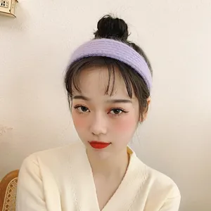 Dettaglio di un cerchietto in maglia lilla indossato da una modella per un look quotidiano