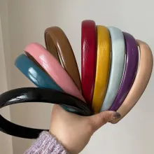 Dettaglio di cerchietti in spugna spessa in vari colori con finitura in morbida pelle PU