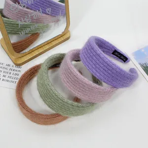 Texture a maglia dettagliata di cerchietti in lana fatti a mano in tonalità viola e rosa