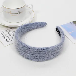 Dettaglio fascia larga in maglia blu Morandi con texture soffice e fodera interna antiscivolo
