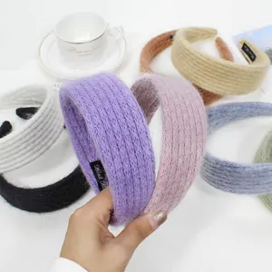 Cerchietti in maglia grossa fatti a mano in colori pastello con texture morbida